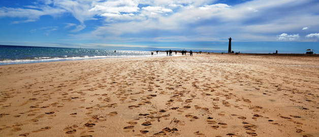 Praia com pegadas na areia